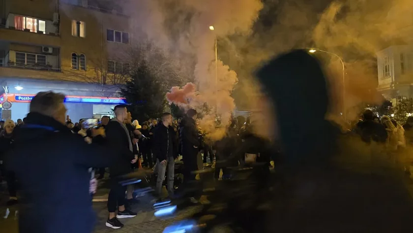 Нови протести имаше и тази вечер в страната. Най-драматично бе