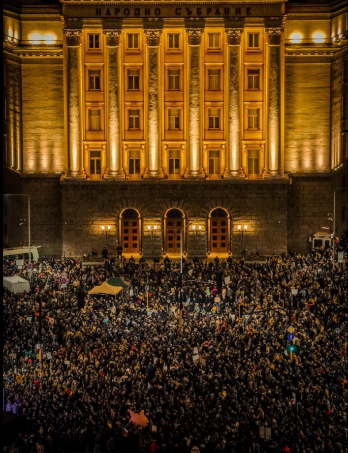 Терзиев отложи запалването на коледната елха в София
