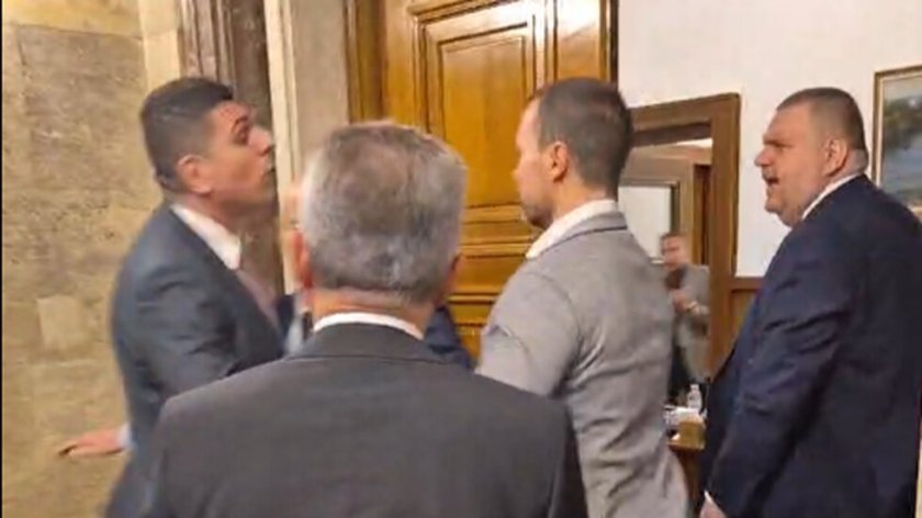 Скандал и физически сблъсък между Мирчев и Пеевски в парламента