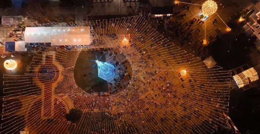 Хелоуин не може, но пък Коледата му е страст: Вижте как кметът на Елин Пелин украси града (ВИДЕО)