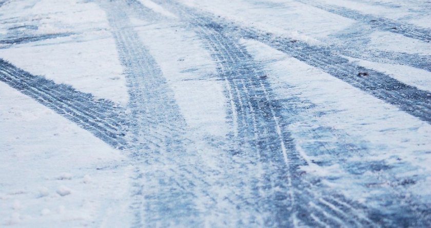 Заледени пътни участъци на проходите Шипка и Република