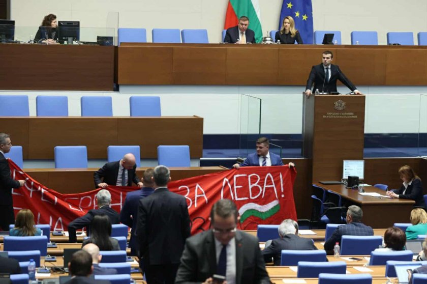След бурни разправии между Възраждане, МЕЧ и ПП-ДБ в пленарна