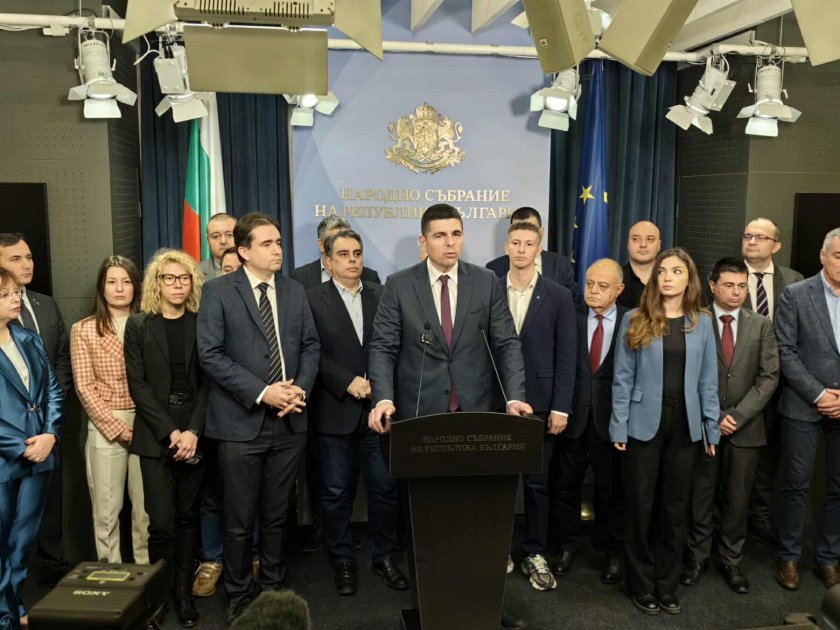 61 народни представители от ПП-ДБ, МЕЧ и Алианса за права