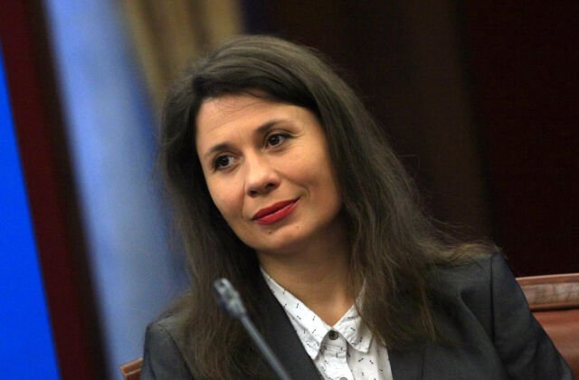 По време на блицконтрола: Белобрадова връчи оставката на премиера за подпис