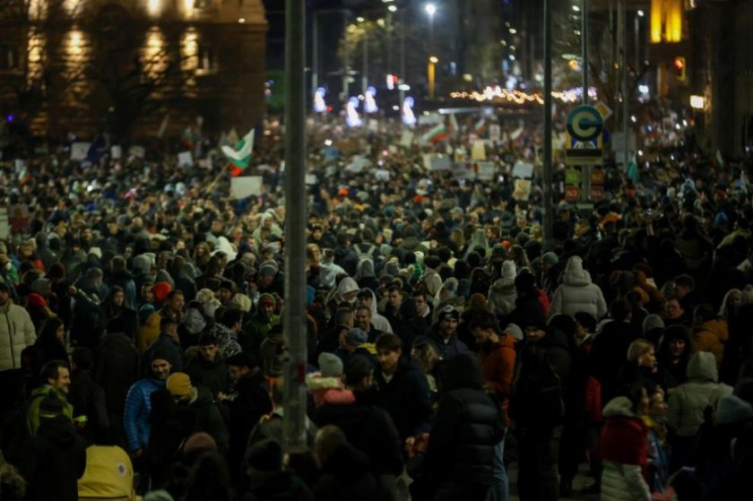 Метрото пак се препълни с хора, пускат допълнителни два влака заради протеста