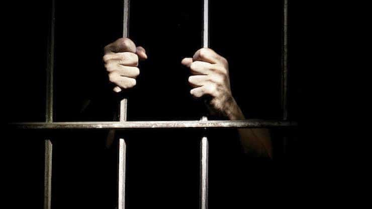 Скандал във Великобритания: Надзирател си играе със затворници