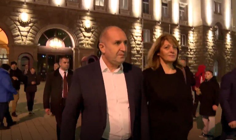 Радев и Деси си тръгнаха пеша от президентството под аплаузи на "случайни граждани" (снимки, видео)