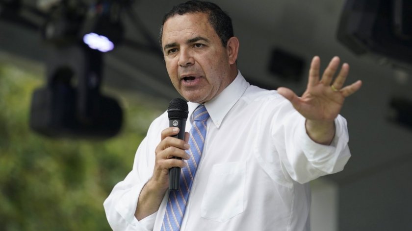 Тръмп помилва обвинен в подкуп конгресмен и съпругата му