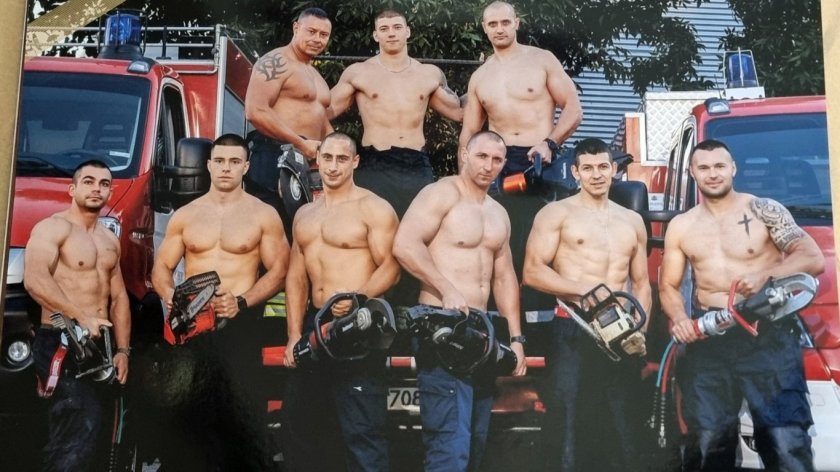Варненски пожарникари се съблякоха за добра кауза
