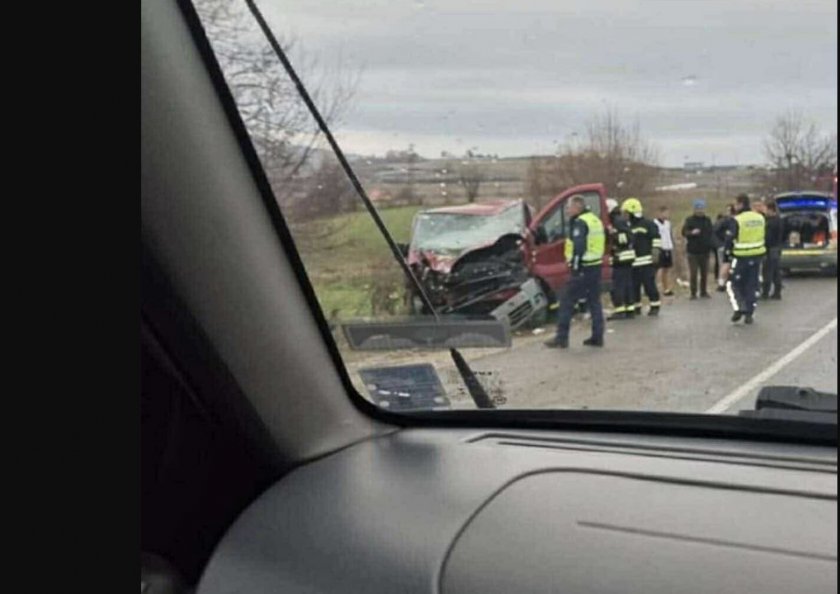 На косъм от трагедия: 8 ученици са ранени при удар на бус в стълб край Хаджидимово