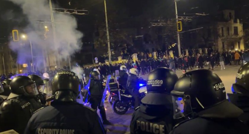 ВИДЕО: Боклуците от София-Запад мятат бомби, футболните наркомани запалиха и Варна