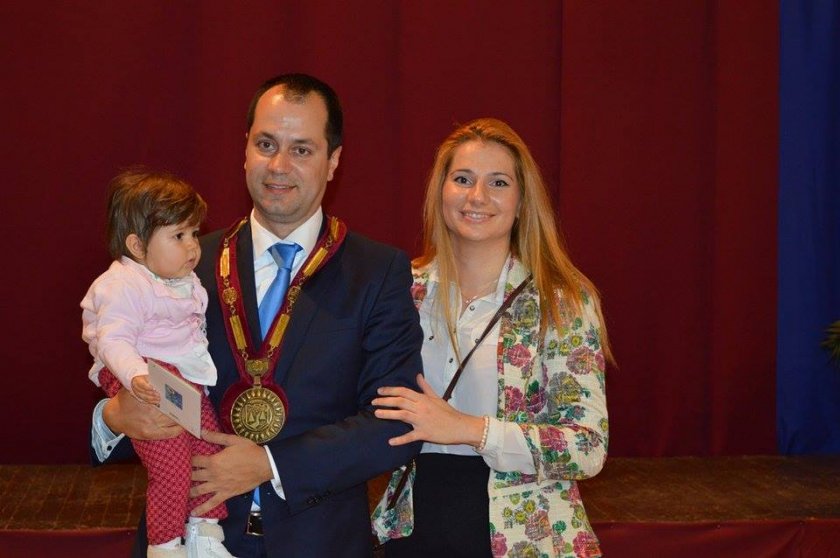 ОТВРАТ: Възрожденски хлебарки атакуваха най-готиния кмет на ГЕРБ, подлудиха 5-годишния му син