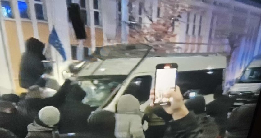 Провокатори потрошиха бус на полицията 