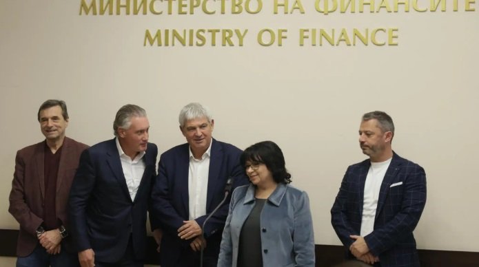 Тристранката сработи: Власт, синдикати и бизнес си стиснаха ръцете за бюджета