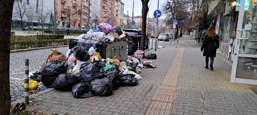 Със задаващите се коледно-новогодишни празници и поставянето на украса в