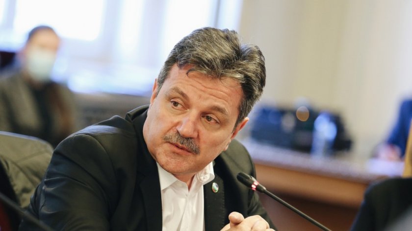Симидчиев с опасения за заплатите на младите лекари