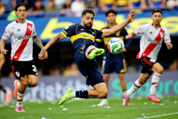 Да стискаш палци за вечния съперник