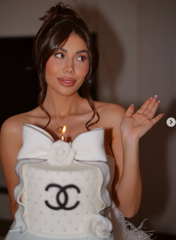 Злополучната звезда от Ергенът“ Даниела Рупецова яхна мощен джип Порше