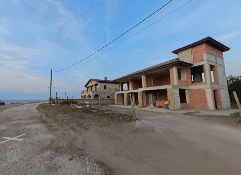 Очевидно престоят на жълтите павета, даже и в опозиция, е