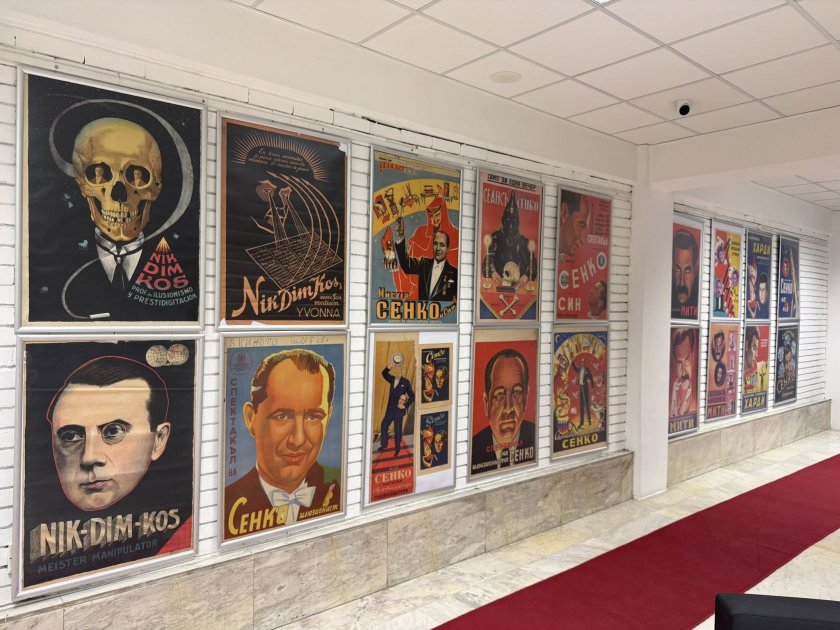 Фокус-мокус: Драгомир Драганов подреди изложба с циркови плакати (СНИМКИ)