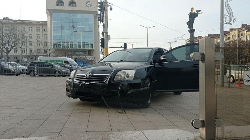 Кола „паркира“ до подлеза на Президентството, шофьорът е откаран с линейка
