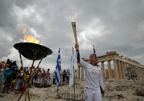 Предадоха олимпийския огън на организаторите на церемония в Атина