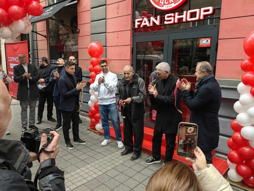 Пената и Джони откриха новия магазин на ЦСКА (СНИМКИ)