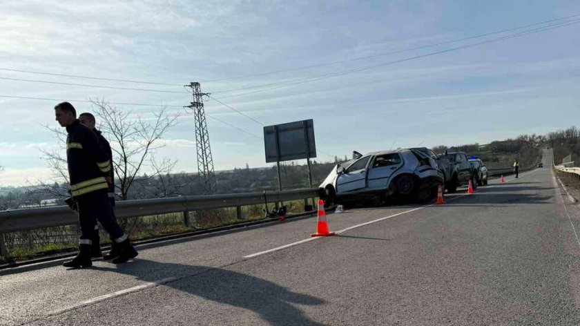 Сблъсък в насрещното: Млада шофьорка загина при катастрофа край Шумен (СНИМКИ)