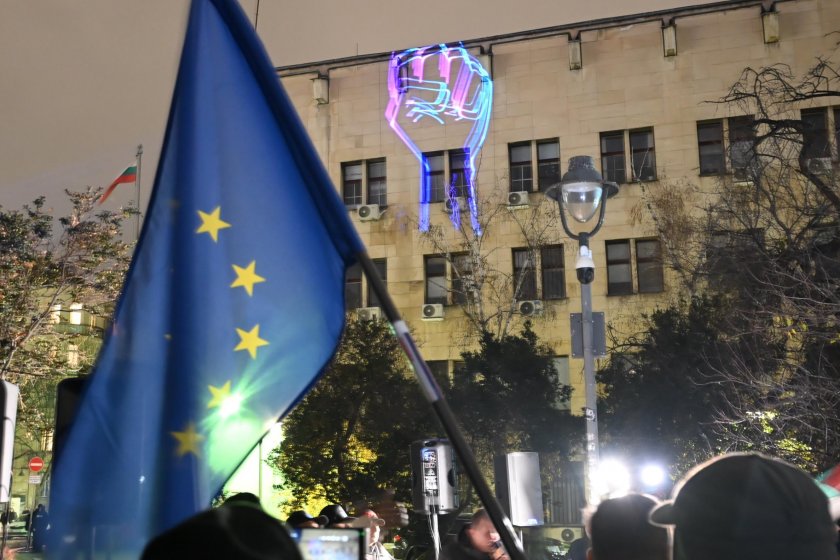 Протестиращи пред МВР искат оставката на Даниел Митов