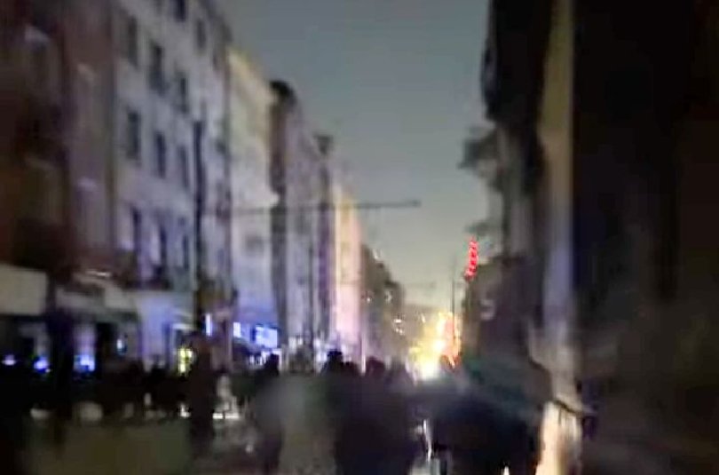 Шествие на протестиращи в София стигна до централата на "ДПС-Ново начало" и продължава към тази на ГЕРБ