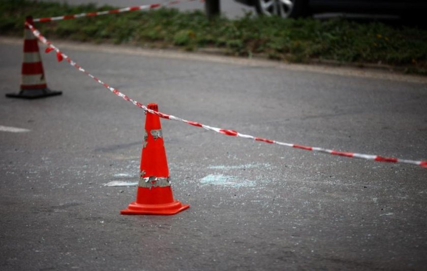 Мъж пострада при катастрофа между две коли в Лом