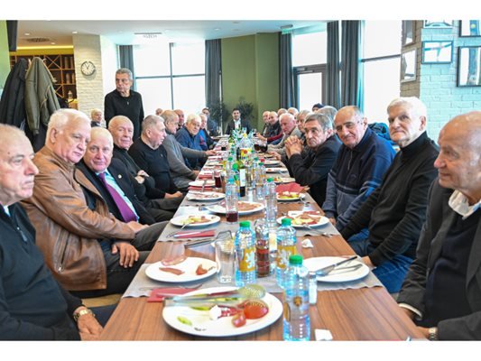 Гонзо метна по една пържола на ветераните, за да им запуши устите