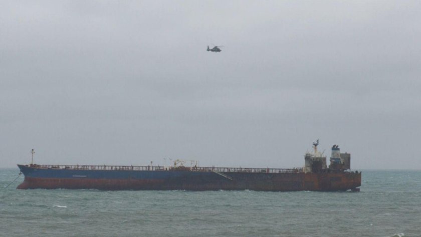 Изтеглянето на танкера край Ахтопол се отлага