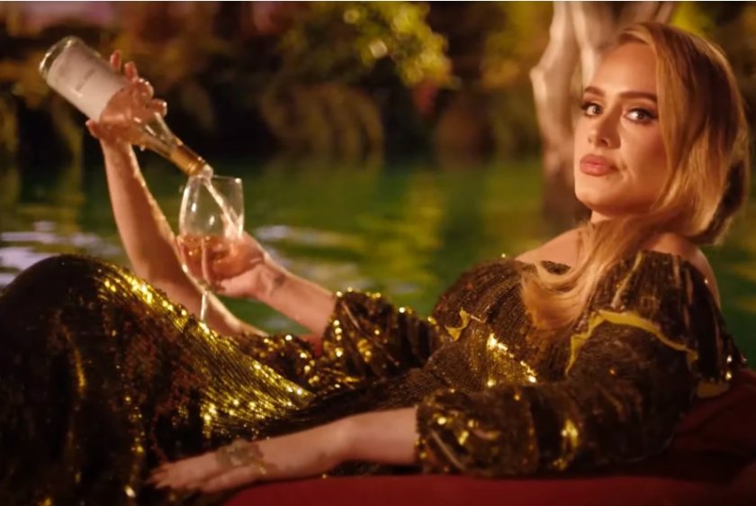 Адел се оказа пиянка от тежка категория