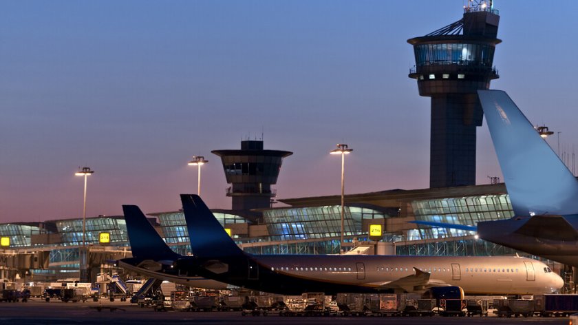 Самолет излезе от пътеката за рулиране при кацане в Истанбул (ВИДЕО)