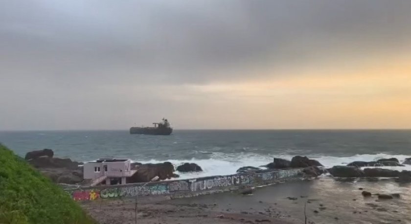 Корабът край Ахтопол продължава да е блокиран