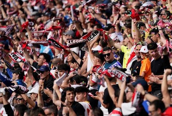 В Полша не прощават: Пратиха фенове на Райо в болница 