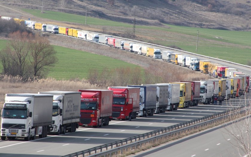 Тирове заформиха 13-километрова опашка до ГКПП "Капитан Андреево"