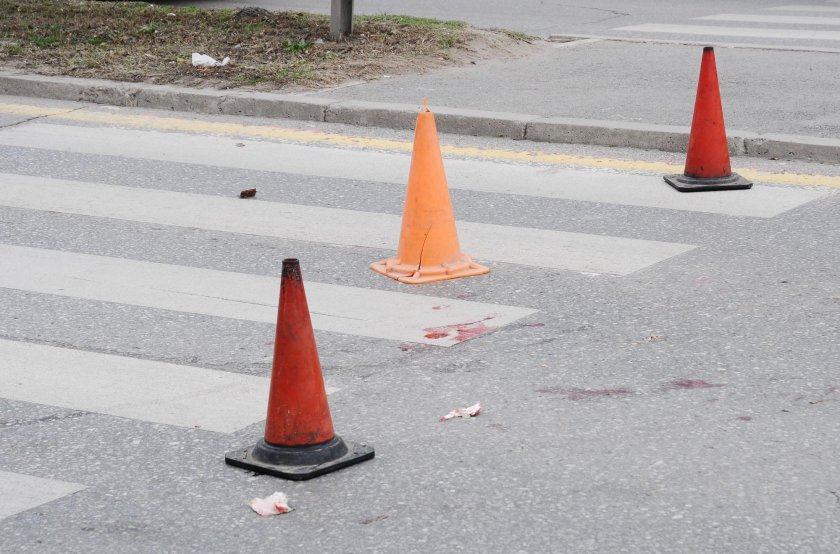 Внимание, баба зад волана: 81-годишна помете жена на пешеходна пътека и избяга