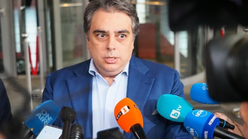 Асен Василев: Управляващите, ако имат грам акъл, ще си подадат оставката още днес