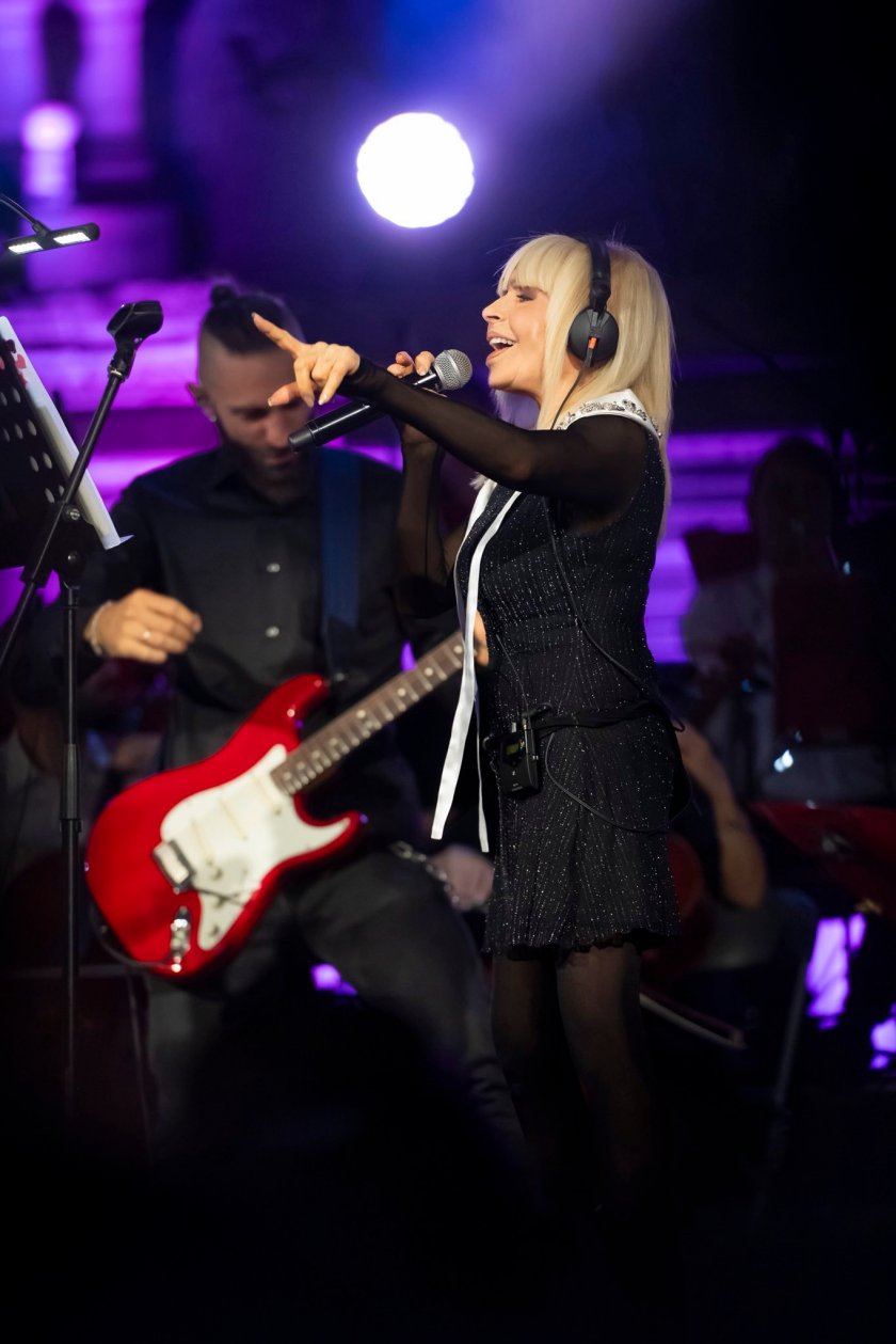 Лили плаче за собственика на "Фантастико", даде 100 бона за концерта й в "Арената"