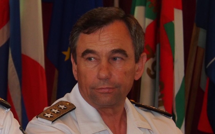 Извадиха трима моряци от закъсалия танкер