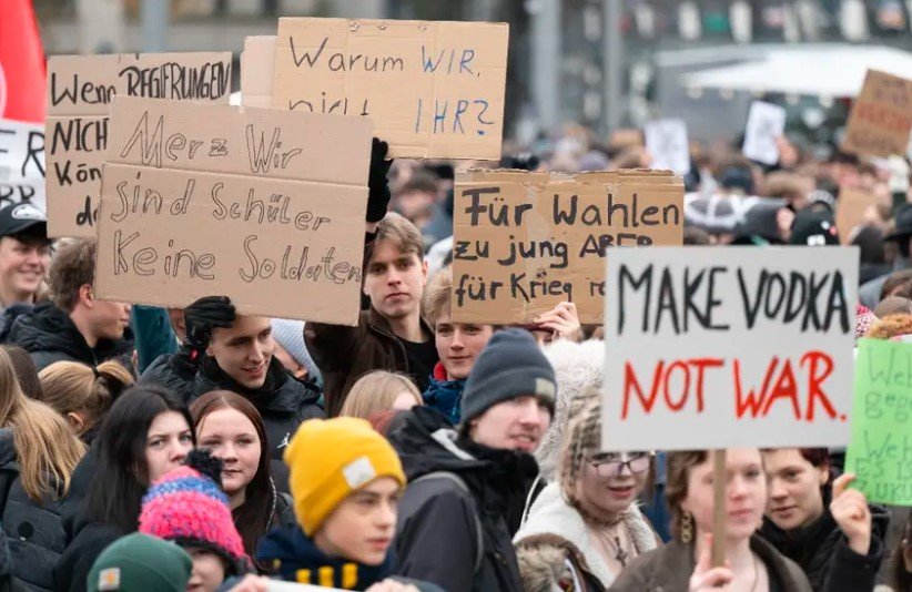 "Правете водка, не война": Хиляди ученици излязоха на протест в Германия срещу военната служба