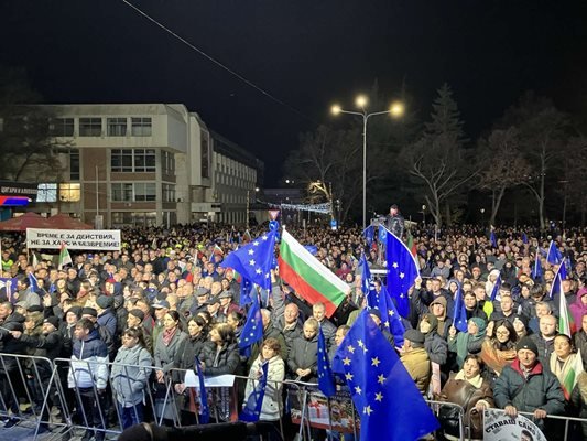 На митинга на ДПС-НН: В Кърджали пеят "Моя страна, моя България!" 