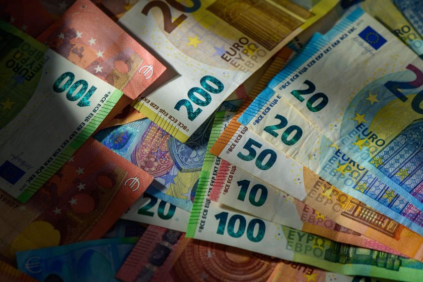 Курсът на еврото се доближи до най-високата си месечна стойност