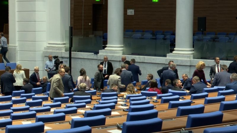 Eто ги редовно бягащите от пленарни заседания депутати