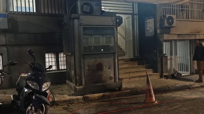 Неизвестни лица атакуваха полицейско управление в Атина с коктейли „Молотов“