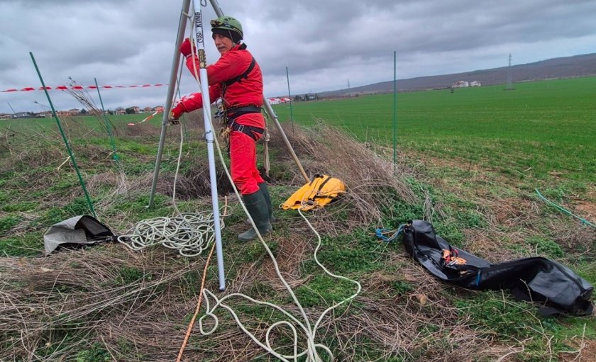 Доброволци спасиха куче, паднало в 25-метров кладенец (ВИДЕО)