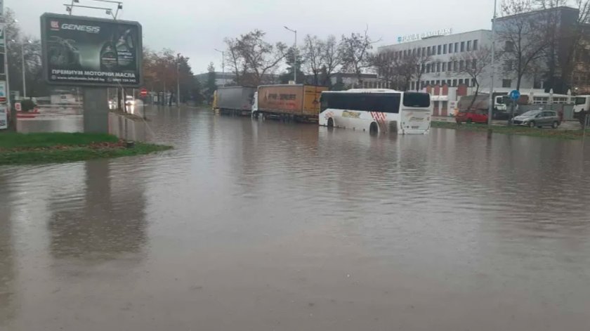 Кръстовища в Пловдив станаха реки