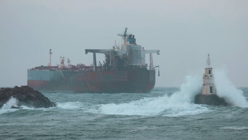 Изтеглят към Бургас ударения от дрон танкер